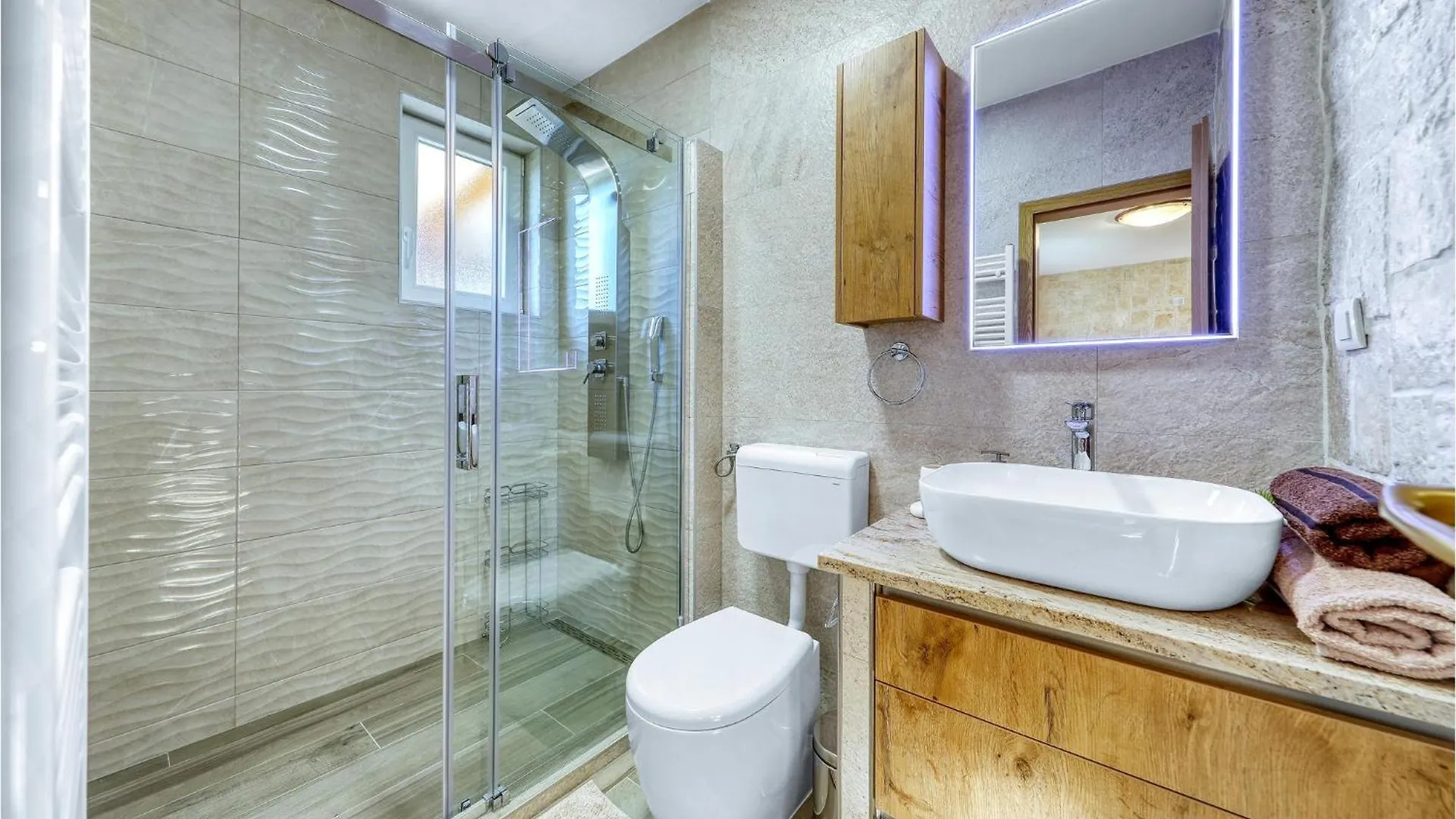 Awesome Home In Pridraga With Wifi בית נופש
